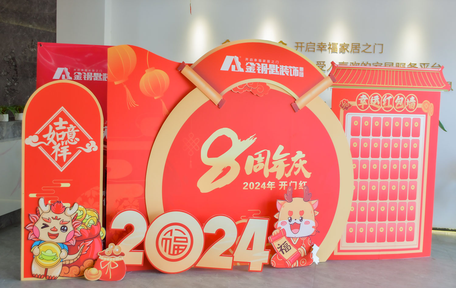 慶典現(xiàn)場(chǎng)熱鬧非凡，人聲鼎沸，眾多業(yè)主和嘉賓齊聚一堂，共同見(jiàn)證這一重要時(shí)刻