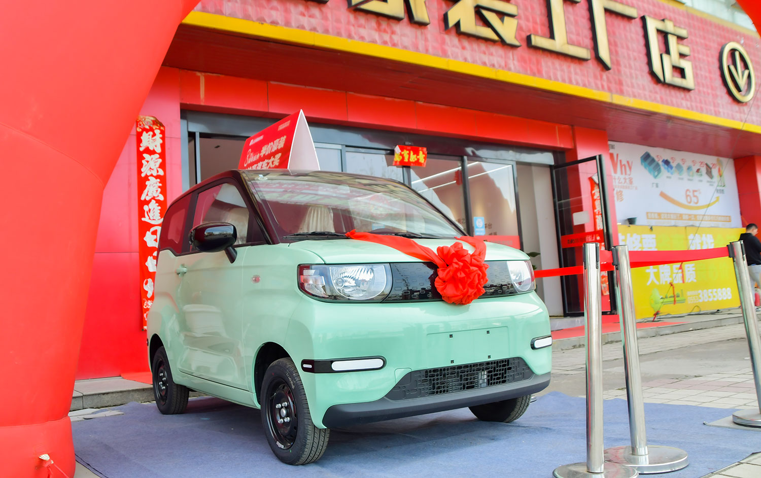 慶典現(xiàn)場(chǎng)熱鬧非凡，人聲鼎沸，眾多業(yè)主和嘉賓齊聚一堂，共同見(jiàn)證這一重要時(shí)刻